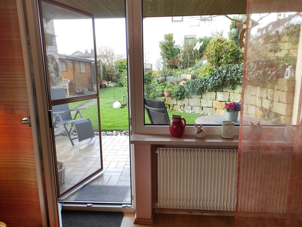 Wohnzimmer mit Zugang zur Terrasse