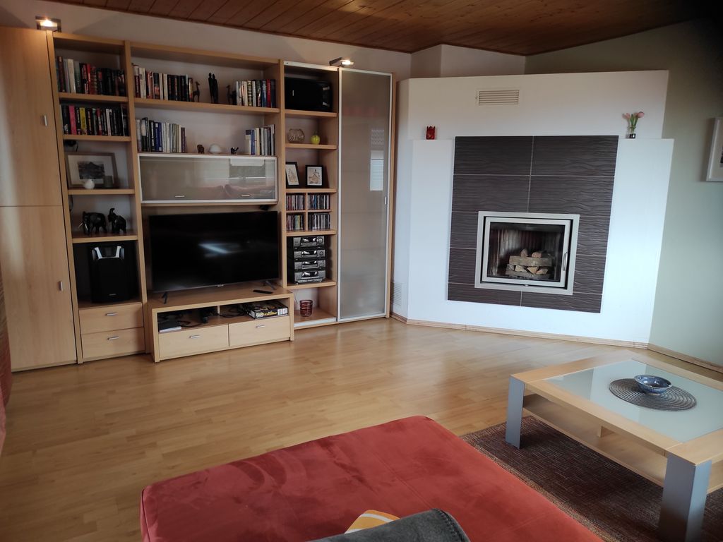 Wohnzimmer mit Kachelofen