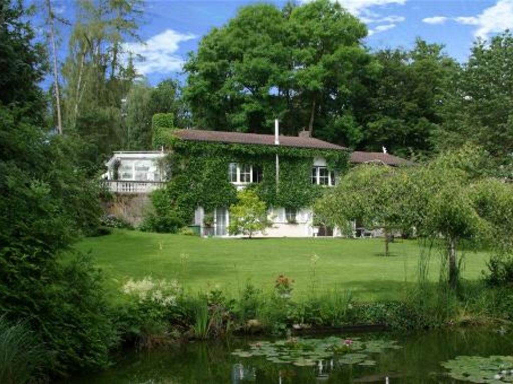Hausansicht mit Garten
