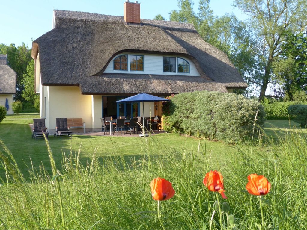Die Reetdachdoppelhaus-hälfte Eibe 1 mit