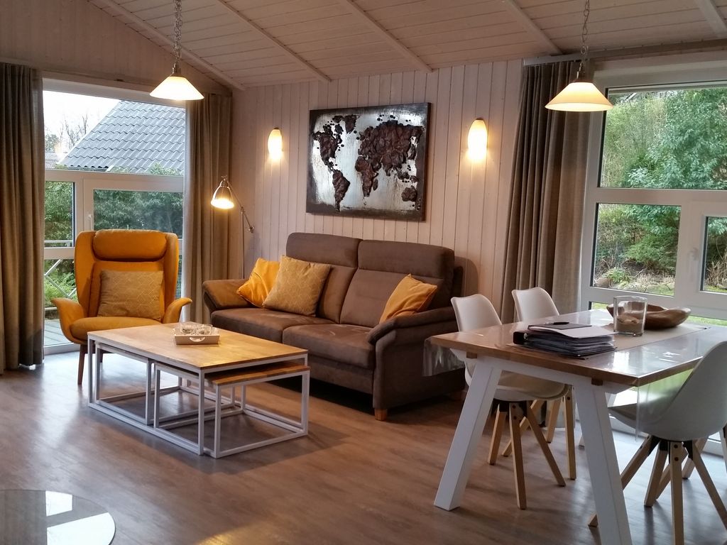 Wohnzimmer mit Kamin und Essbereich