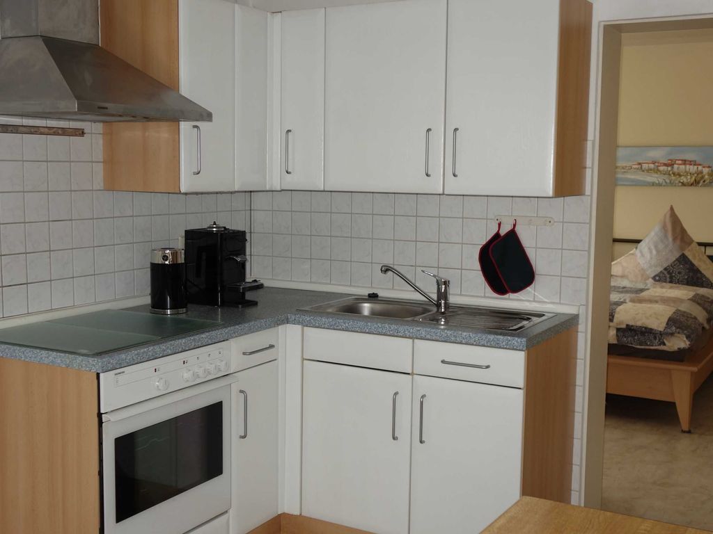 Wohnküche, Eingang zum Zweibettzimmer