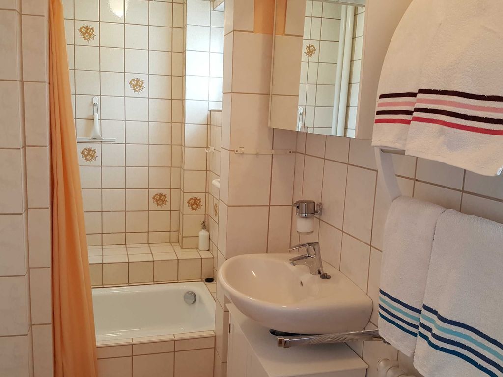 Dusche, Waschbecken, darüber Spiegelschrank.