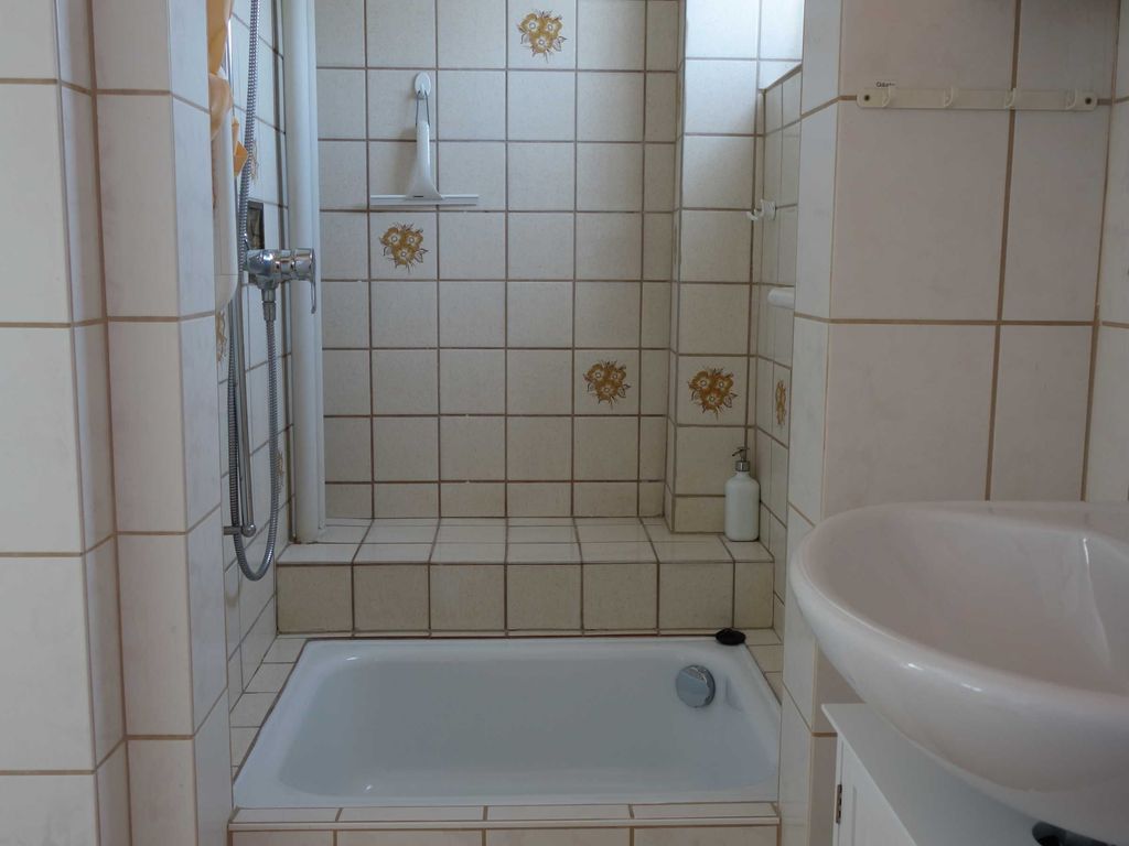 Dusche und Waschbecken.