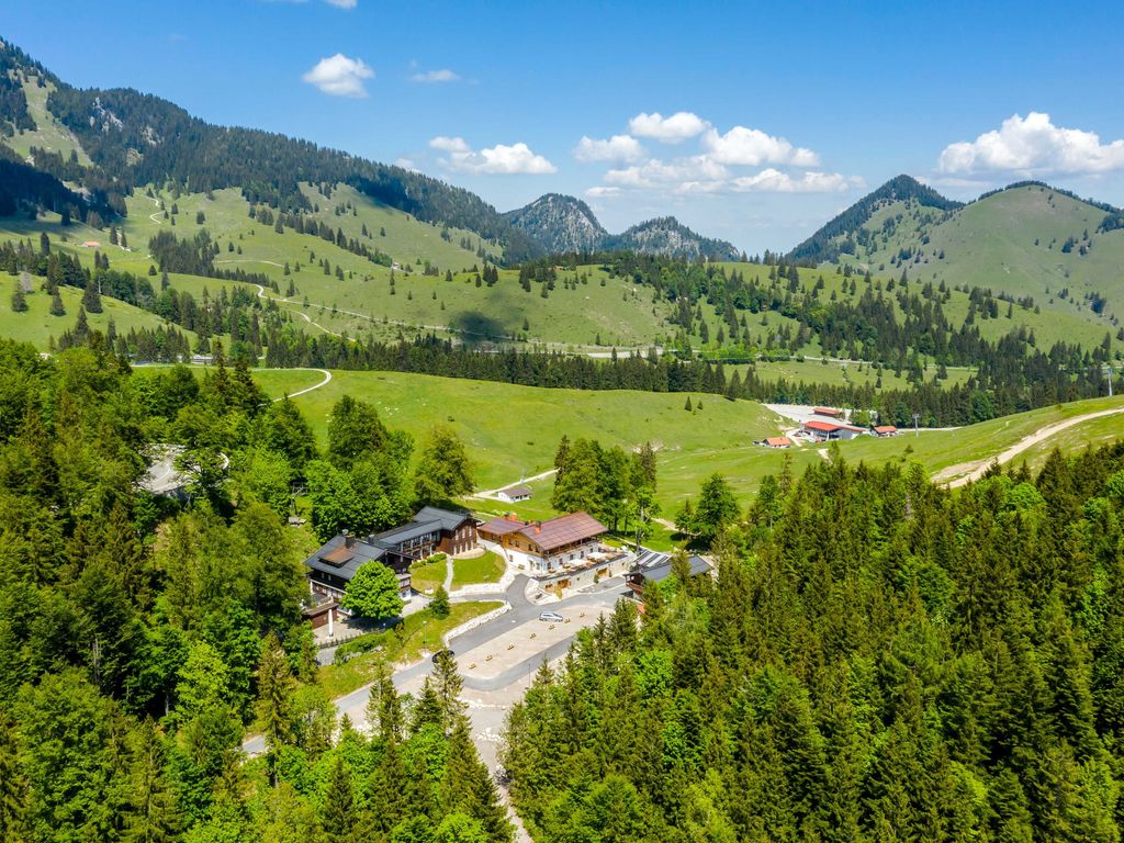 Berghotel Sudelfeld im Sommer - Blick von oben auf das Hotel und die Brösel Alm