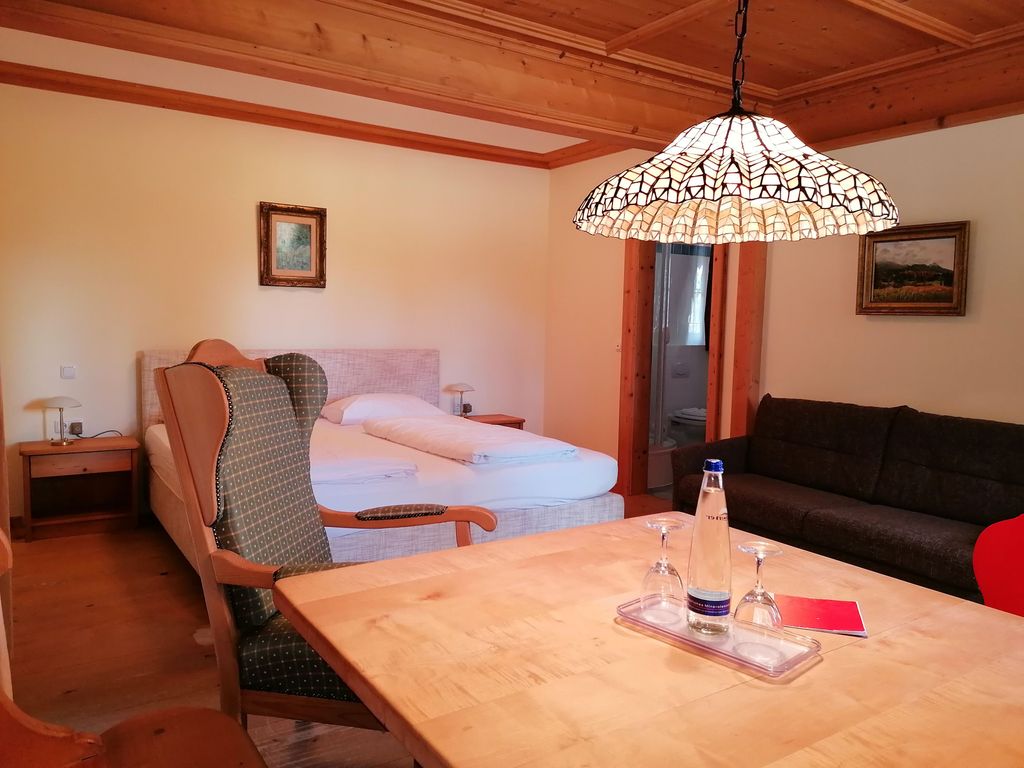 Blick ins Appartment Essecke, Tisch und Doppelbett