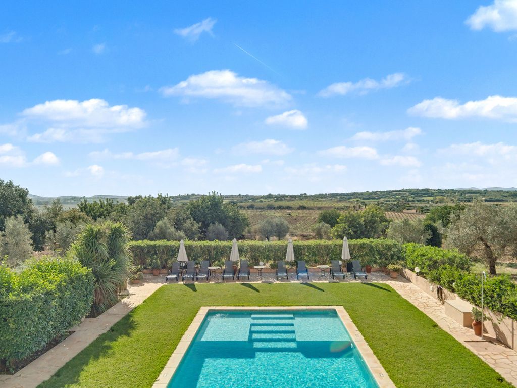 Außenansicht der Finca mit Pool und Rasenfläche