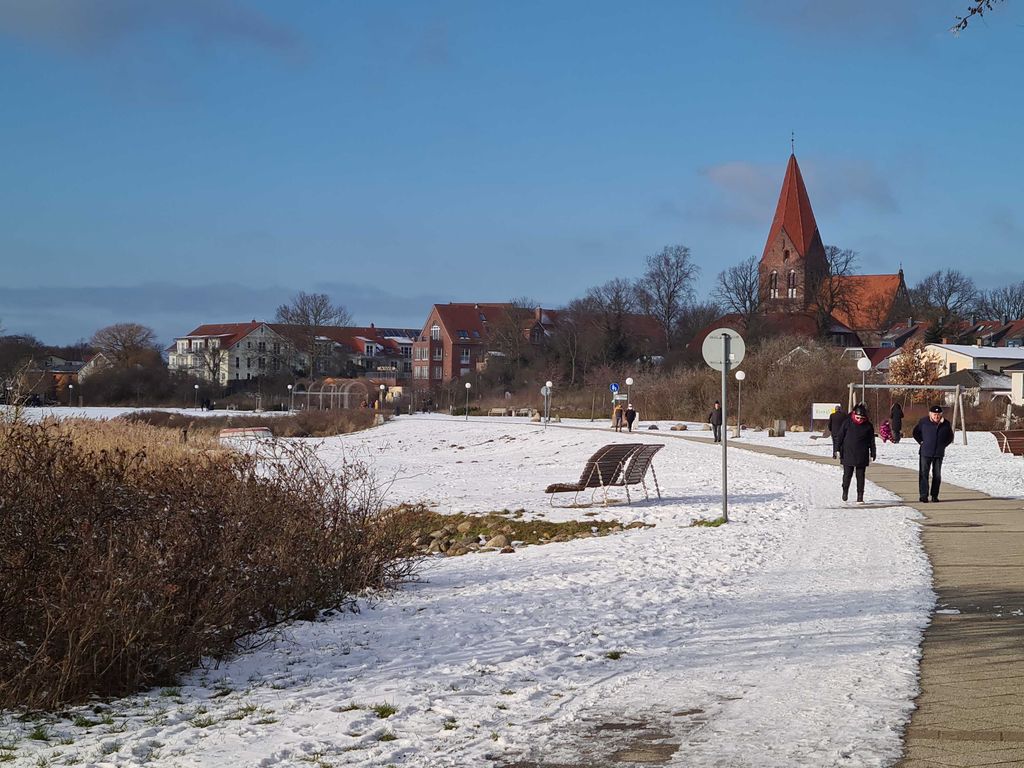 Blick auf Ferienanlage und Kirche