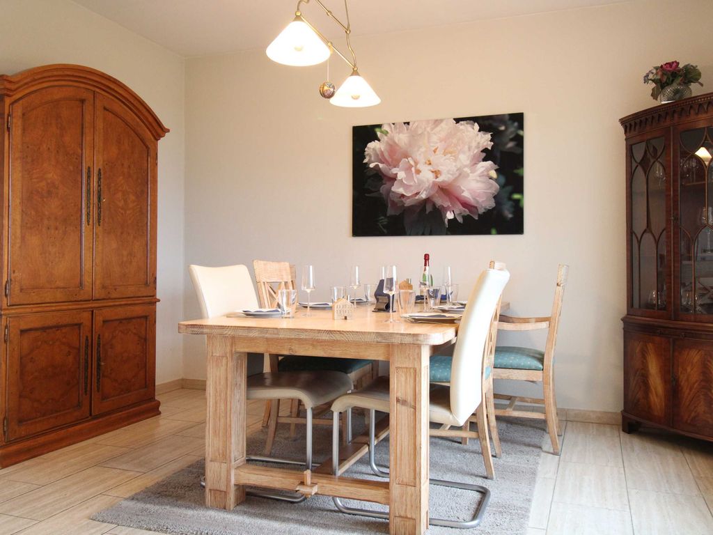 Moderne Wohnküche mit Platz für 6 Personen