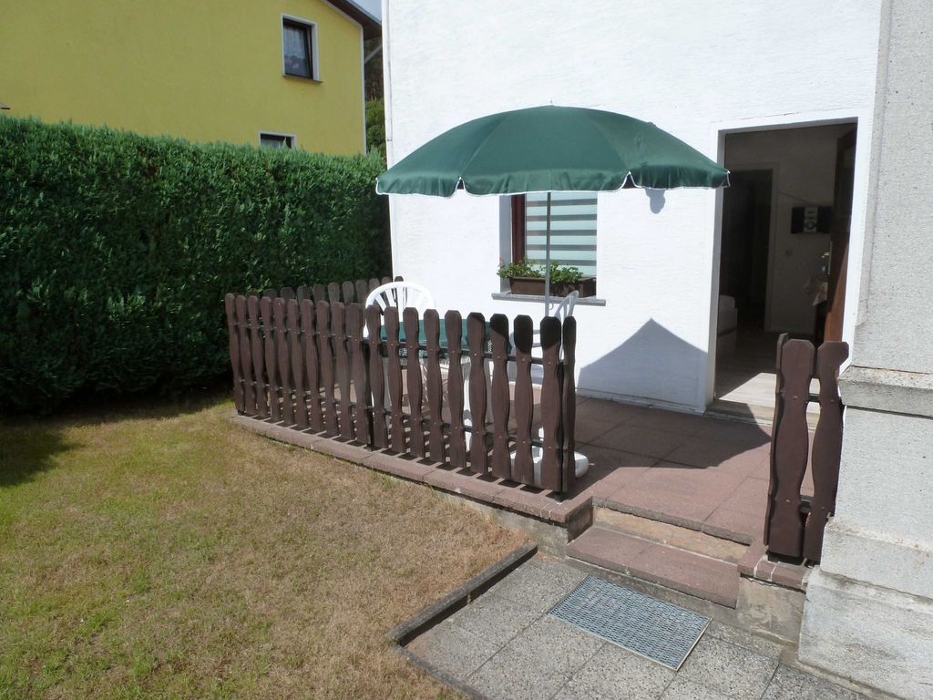 Terrasse mit Gartenmöbeln