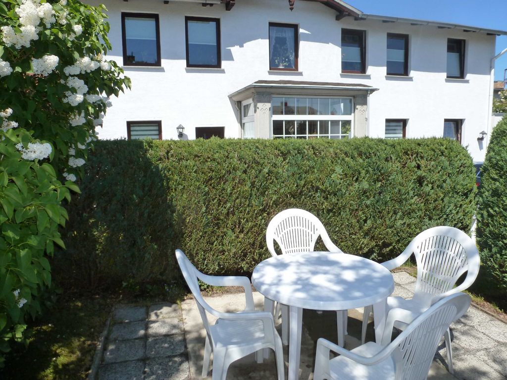 Terrasse mit Möbeln vor dem Haus