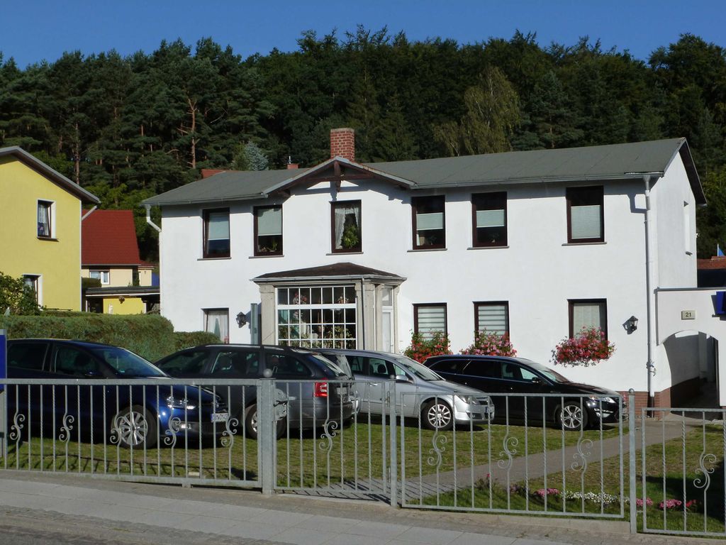 Parkplätze vor dem Haus auf einem eingezäunten Grundstück