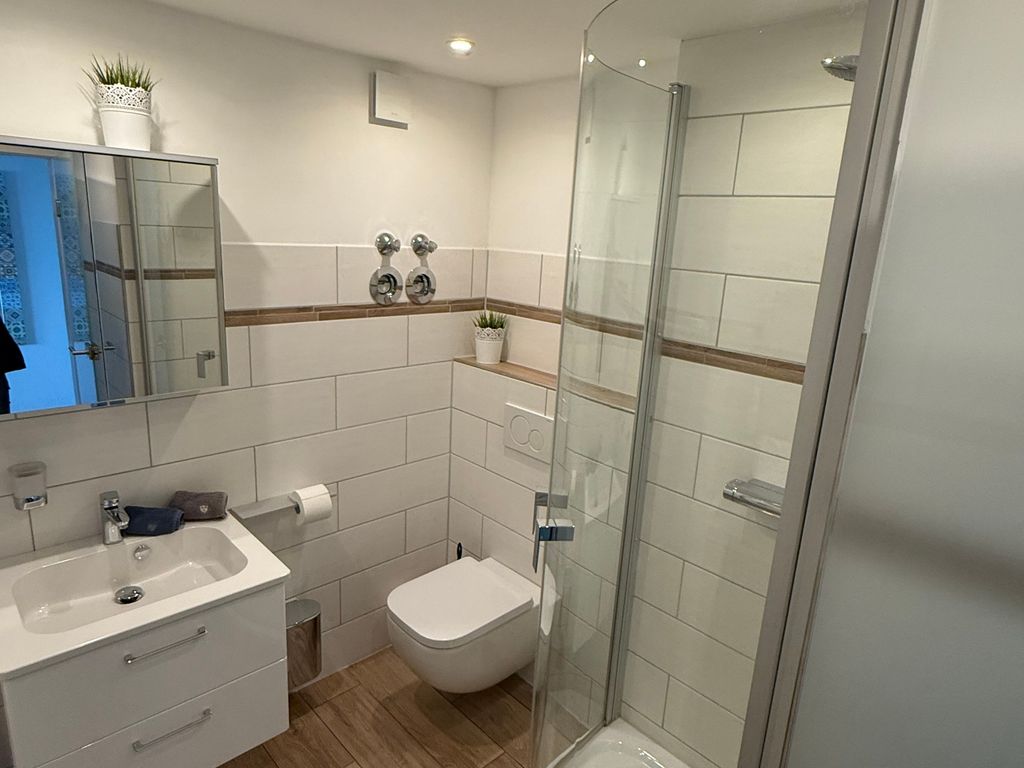 Badezimmer mit flachem Duscheintritt.