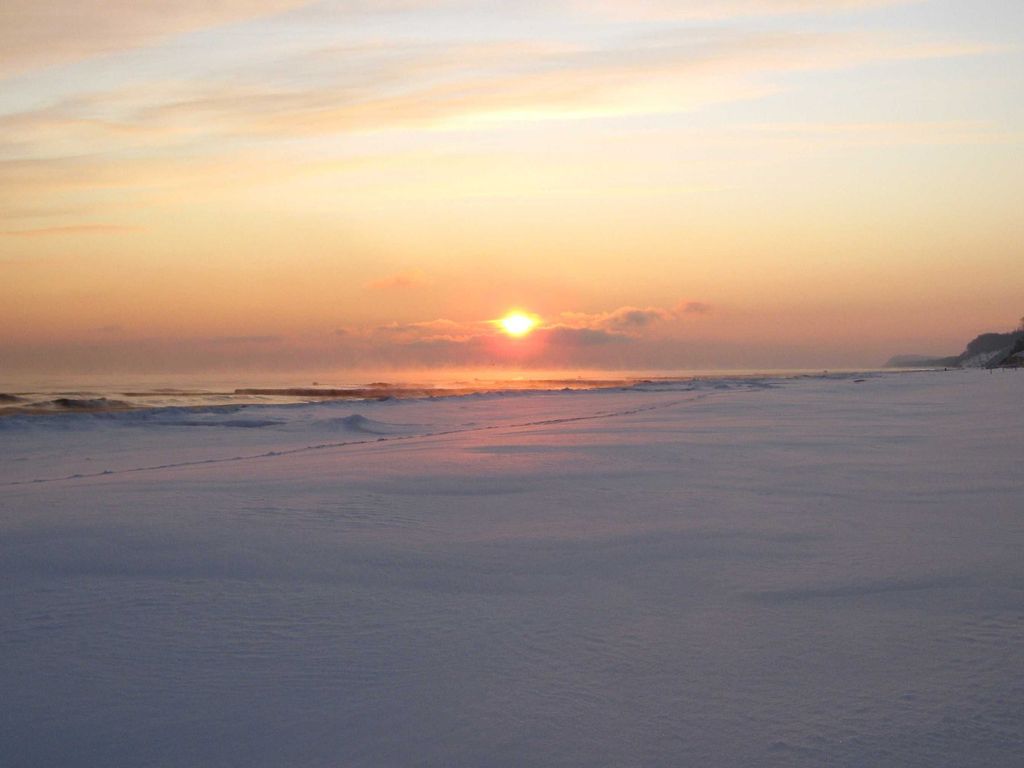 Sonnenaufgang am Strand im Winter