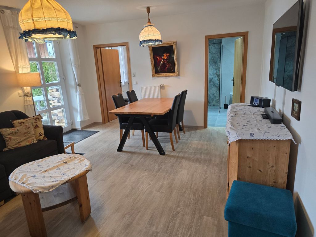 wohnzimmer  mit Bad im Hintergrund