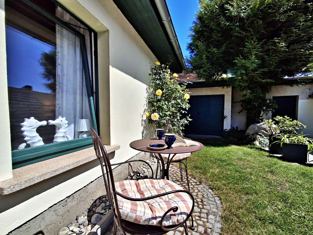 Hausansicht mit Terrasse