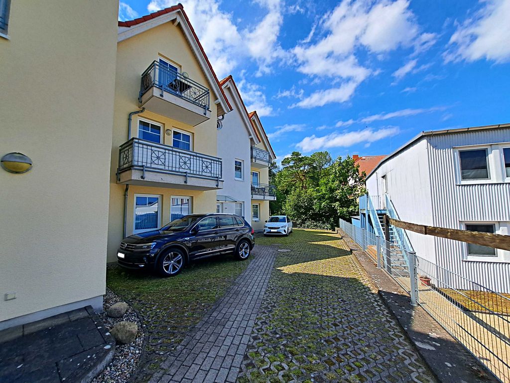 Auffahrt Parkplatz - Seitenansicht