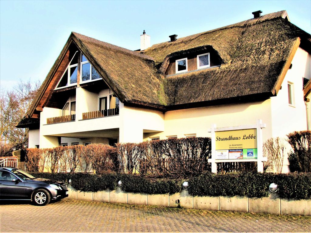 Hausansicht Eingangsbereich mit Parkflächen