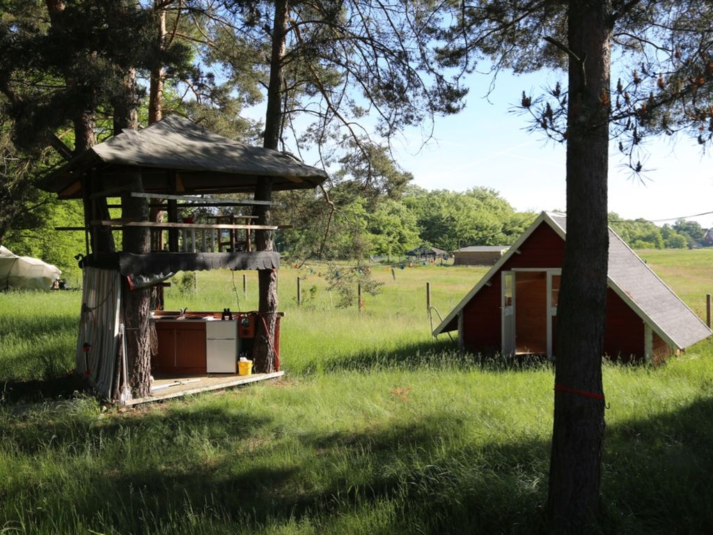 Baumhaus, Außenküche und kleine Finnhütte