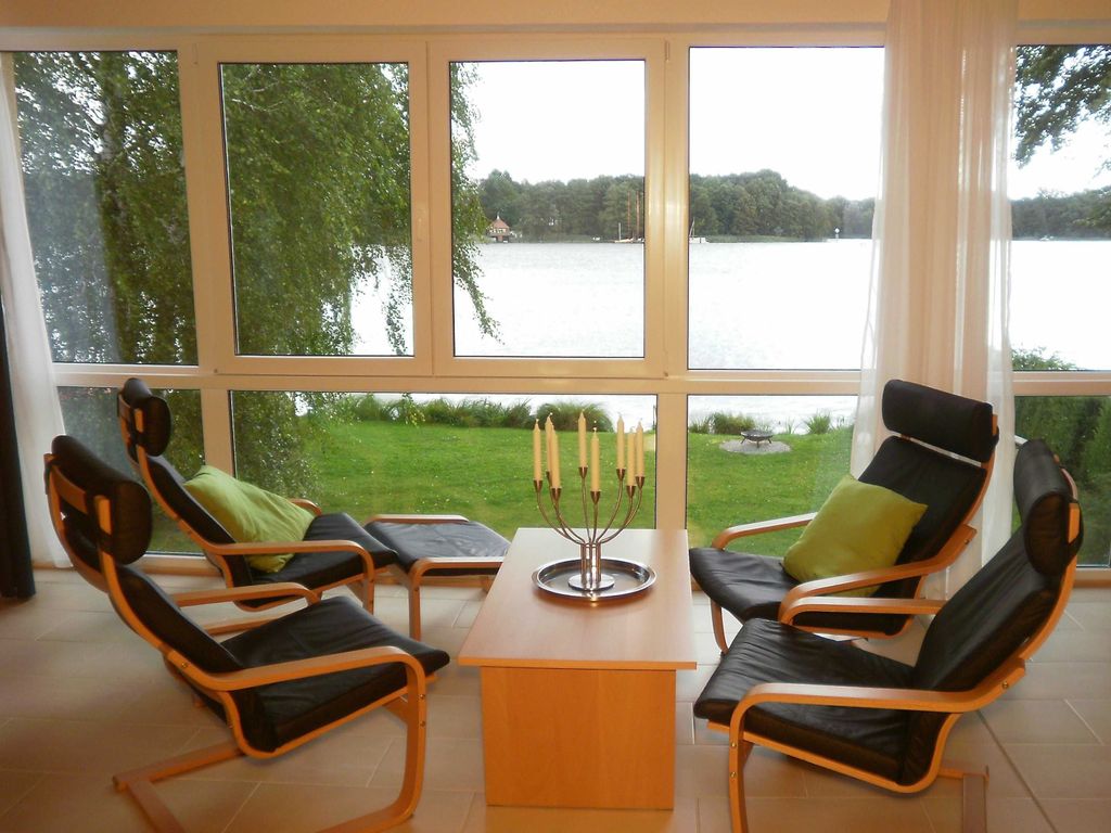 Aussicht vom Wohnbereich auf den See