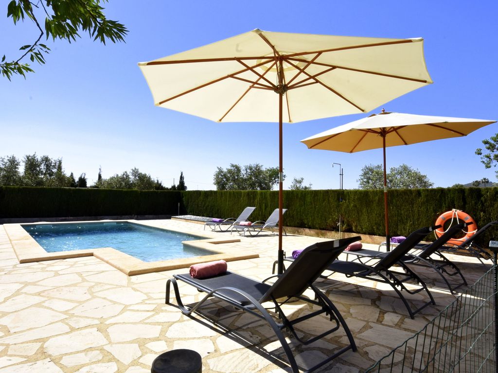 Pool und Sonnenliegen
