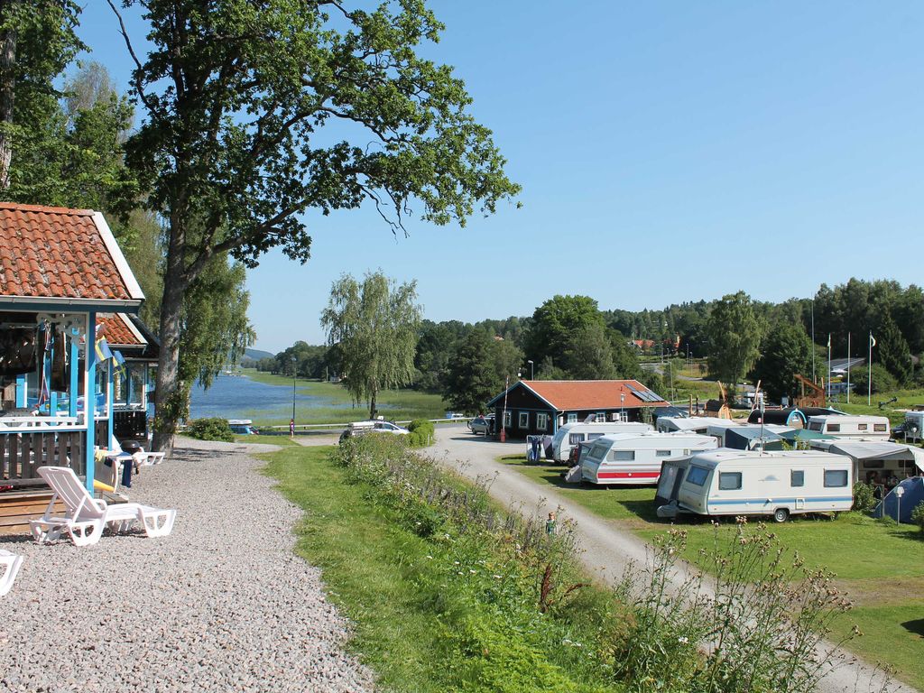 Seebungalows und Campingplatz, Rezeptionsgebäude und See