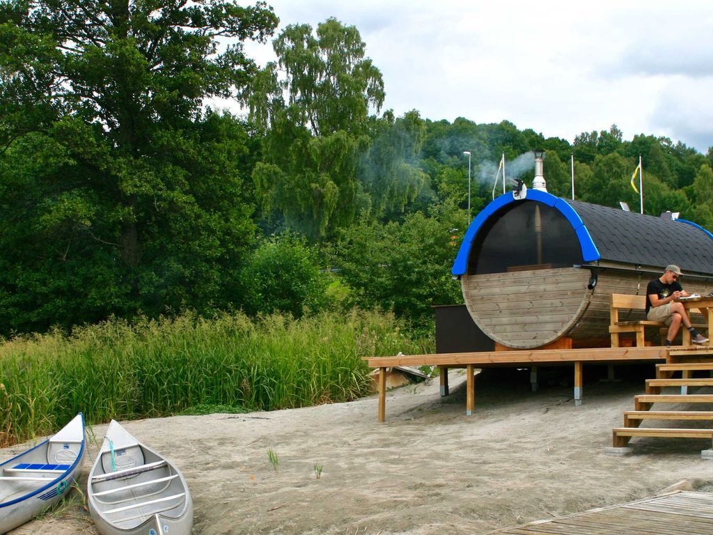 Saunafass am Seeufer, Holzofen-Sauna, Brennholz vorhanden, vor Ort buchbar