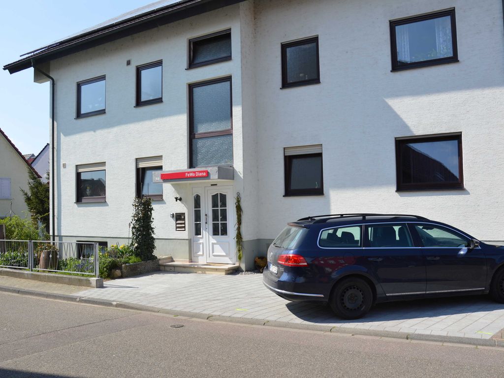 Eingangsbereich mit zwei kostenlosen Parkplätze