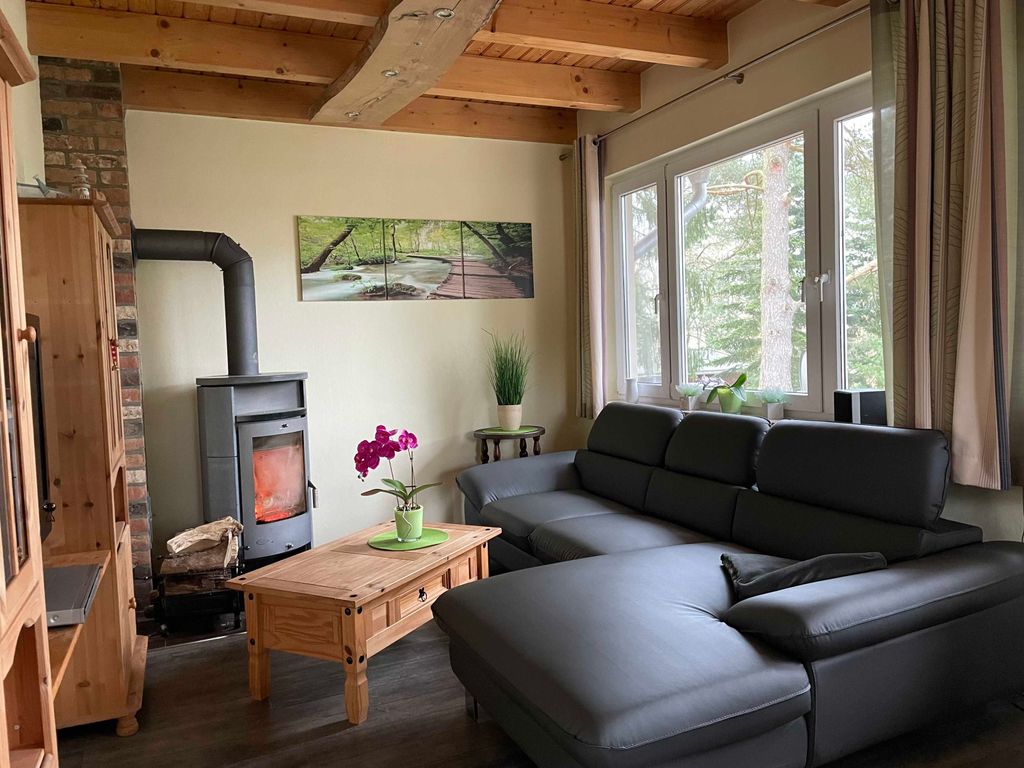 Gemütliches Wohnzimmer mit Kamin