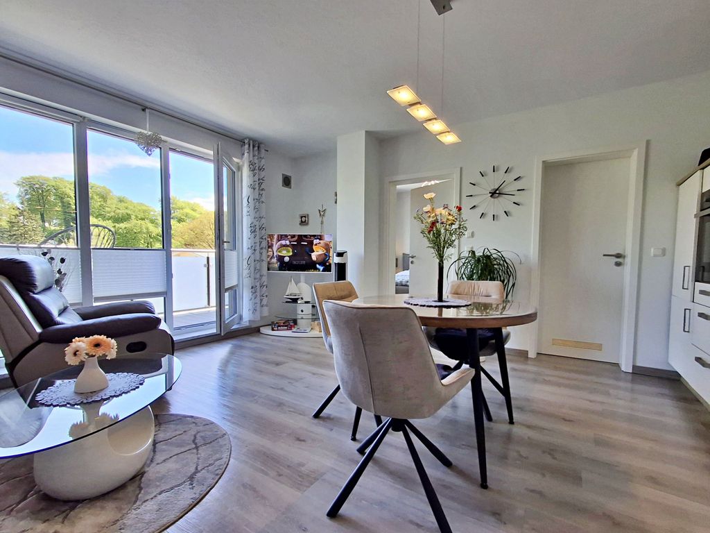 Wohn- und Essbereich mit Zugang zum Balkon