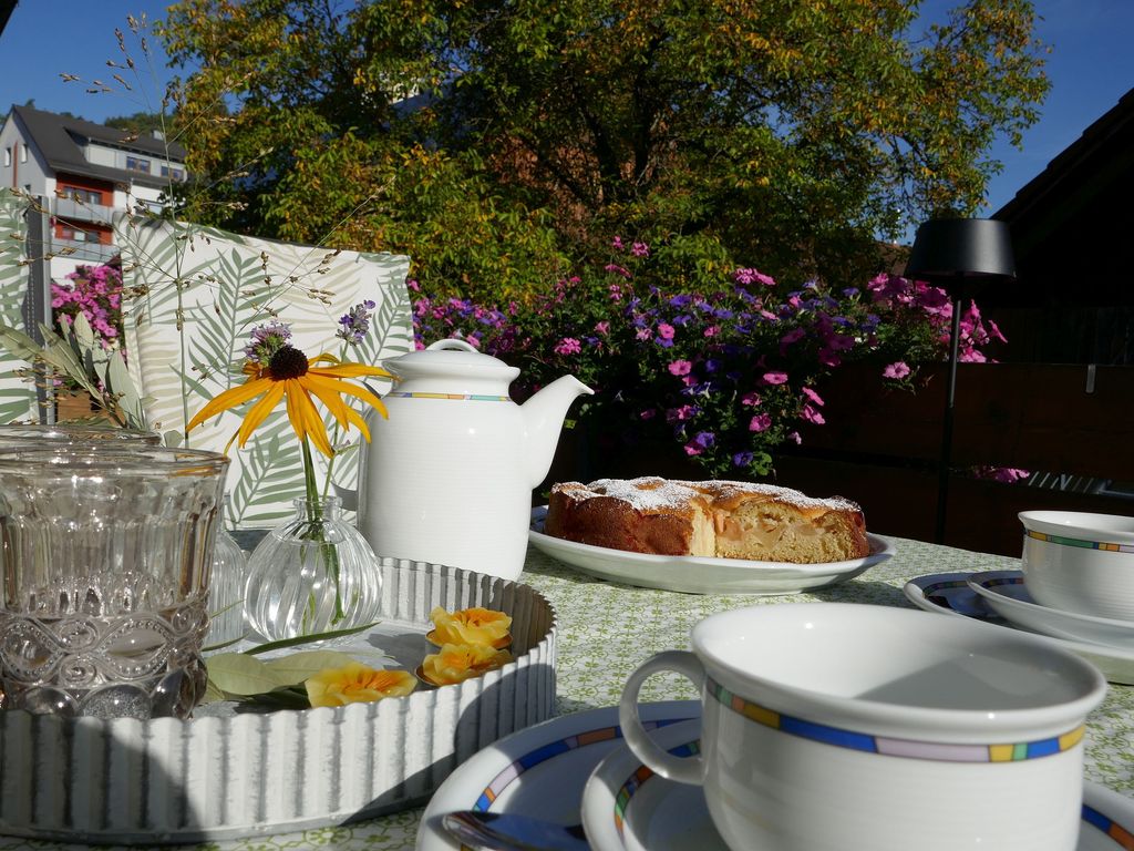 Frühstücken auf dem Balkon