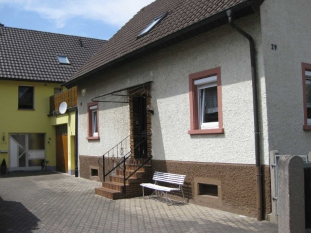Außenansicht des Gebäudes mit Ferienwohnung im EG