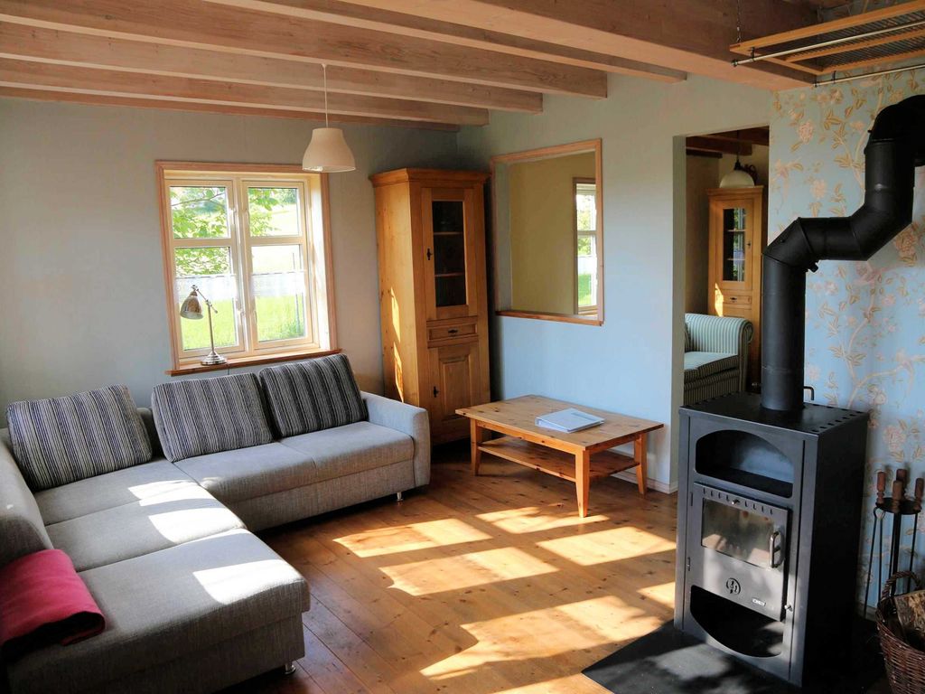 Sitzgelegenheit im Wohnzimmer mit Holzofen