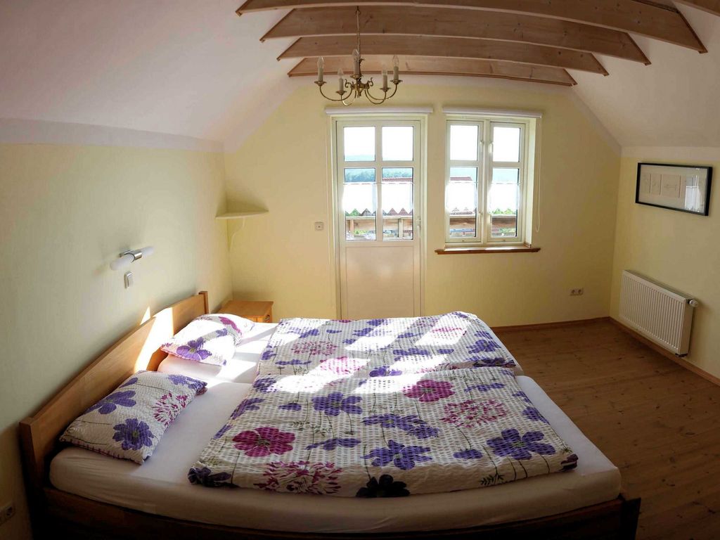 Erster Schlafraum mit Doppelbett und Balkon