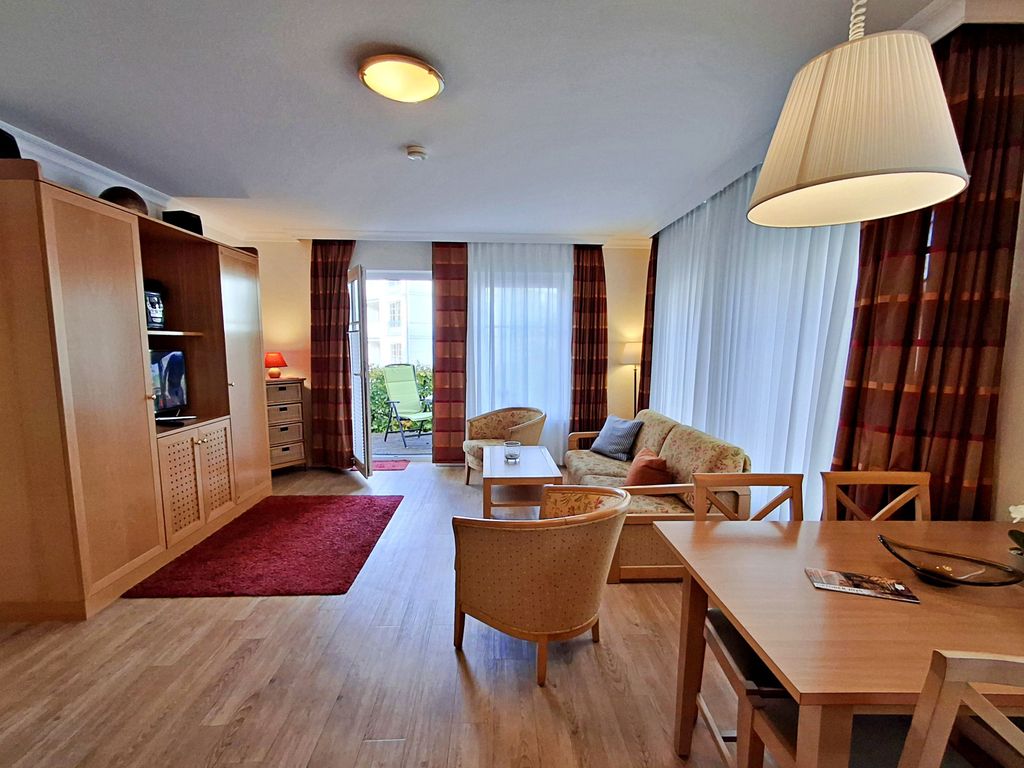 gemütlicher Wohn- und Essbereich mit Zugang zur Terrasse