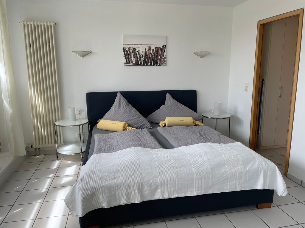 Schlafzimmer durch Schiebetür abgetrennt