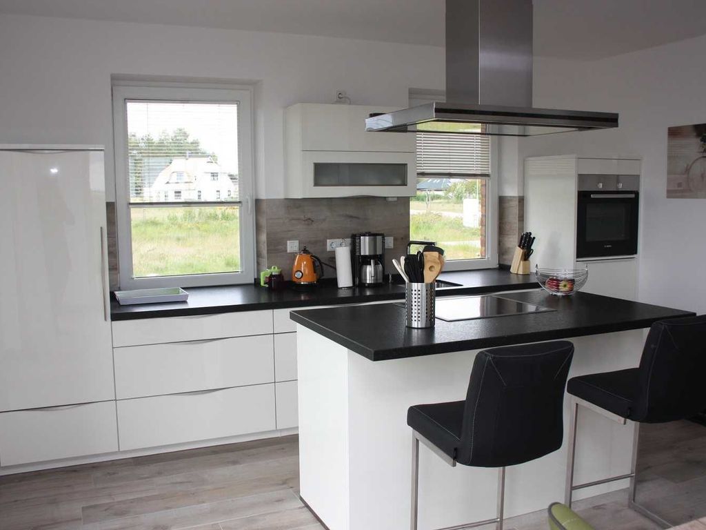 Das Ferienhaus Kormoran im Ostseebad Karlshagen auf der Insel Usedom zeigt die offene Küche mit Kochfeld, Backofen, Kühlschrank, Mikrowelle und Geschirrspüler.