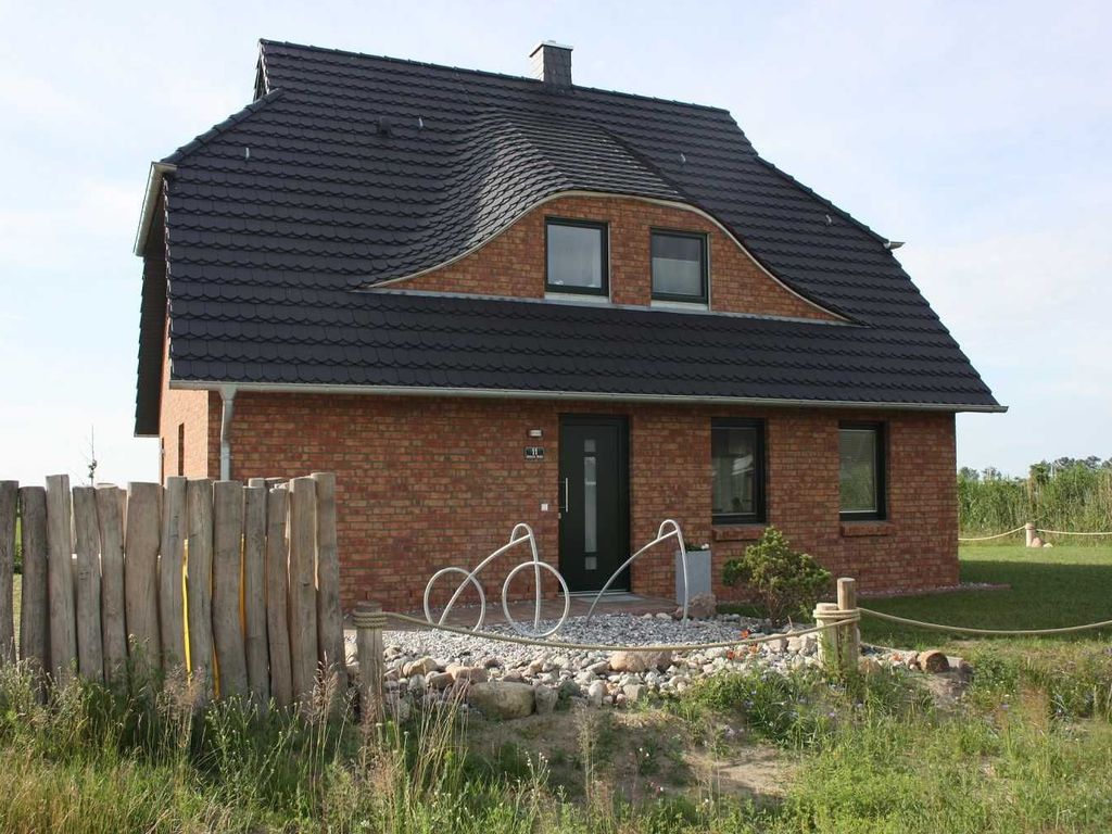 Das Ferienhaus Kormoran im Ostseebad Karlshagen auf der Insel Usedom zeigt die Terrasse und den Gartenbereich des Ferienhauses.