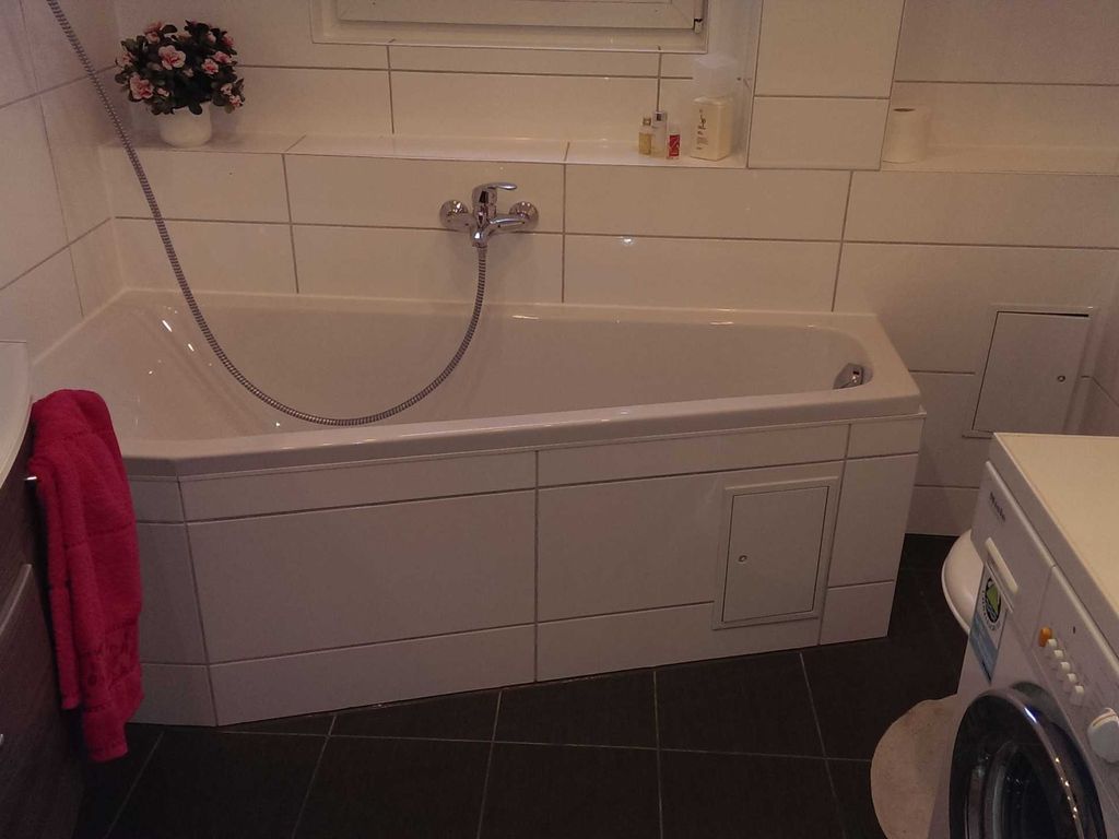 Bad mit Badewanne und separater Dusche