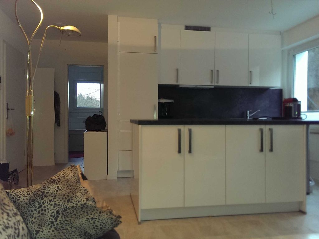 Große Einbauküche mit Spülmaschinen, Kühlschrank mit Gefrierfach und Kücheninsel