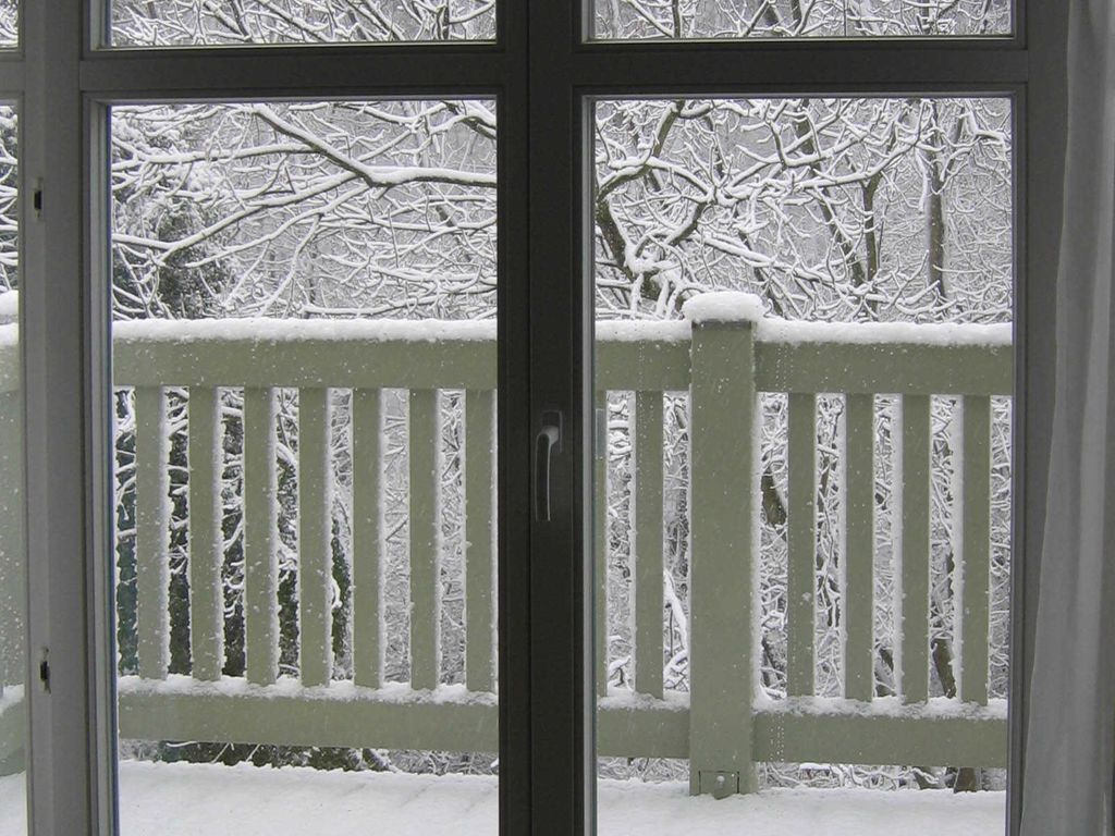 Blick auf den Balkon im Winter