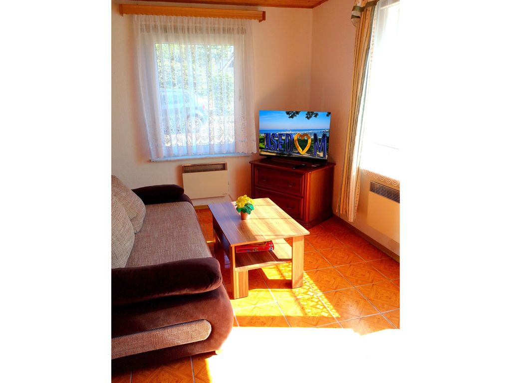 Sitzecke mit TV im Schlafzimmer