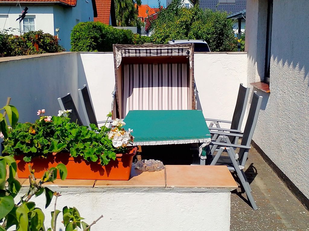 Sitzecke im Garten mit ausfahrbarem Sonnenschutz
