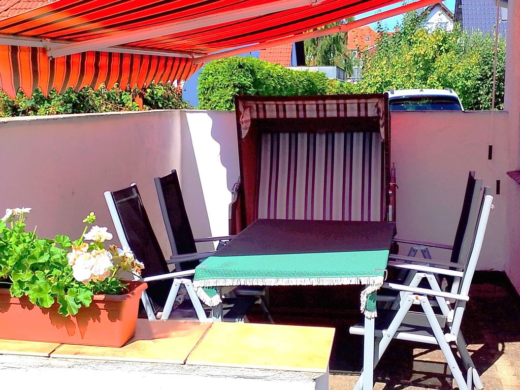 Sitzecke im Garten mit ausfahrbarem Sonnenschutz