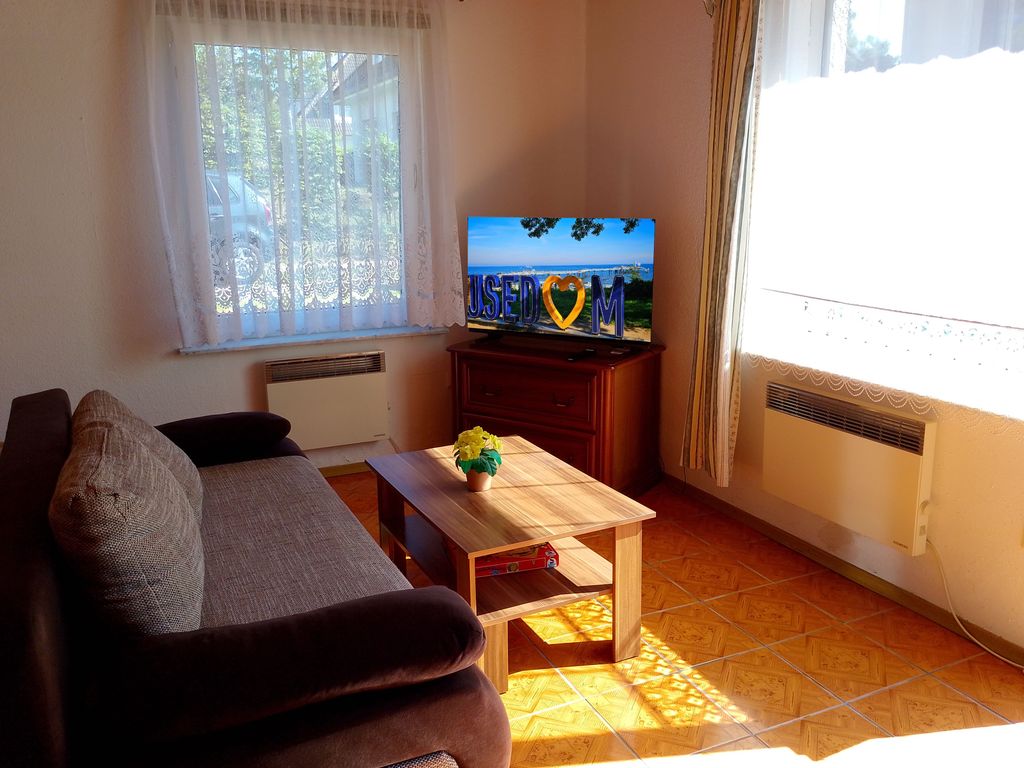 Sitzecke mit TV im Schlafzimmer