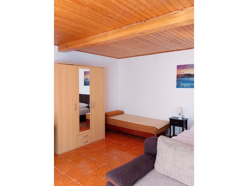 Schlafzimmer mit Doppelbett und Einzelbett