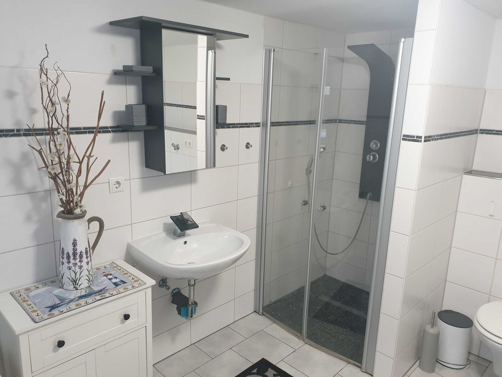 Badezimmer mit Dusche