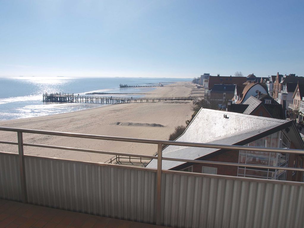Blick vom Wohnzimmer auf den Strand und auf die Nordsee