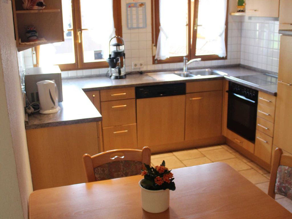 Geräumige, vollausgestattete Küche mit Herd, Ofen, Kühlschrank, Kaffeemaschine, Spülmaschine.