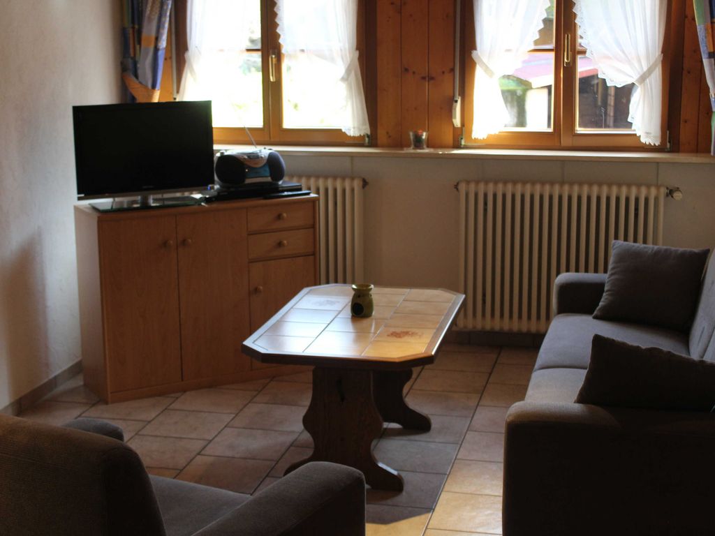 Gemütliches Wohnzimmer mit SAT-TV.